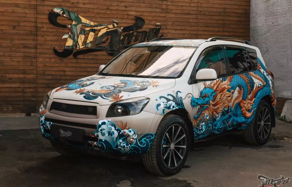 Демонтаж старой пленки и оклейка в винилографию Toyota RAV4. Вторая жизнь — новое лицо.